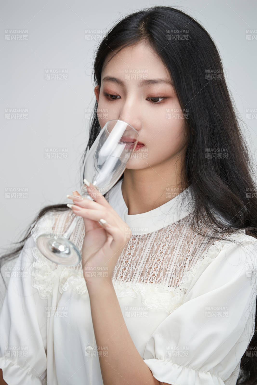 白色背景下身穿連衣裙的清純少女