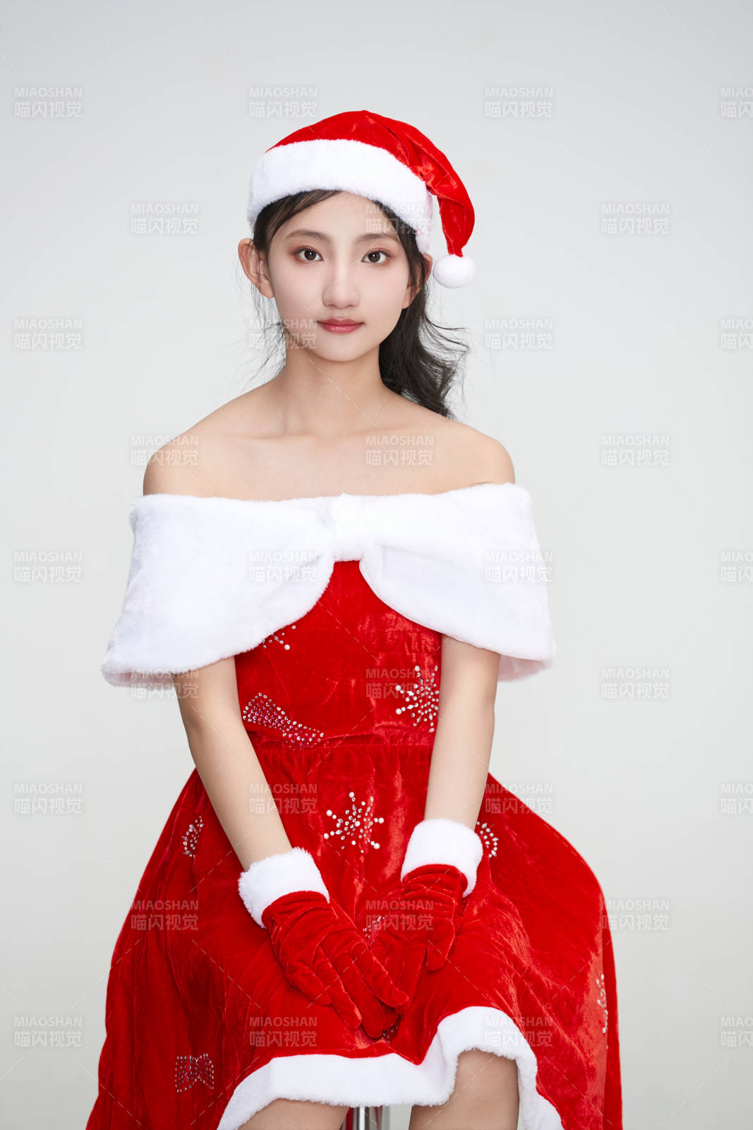 身穿圣誕服飾的可愛亞洲少女