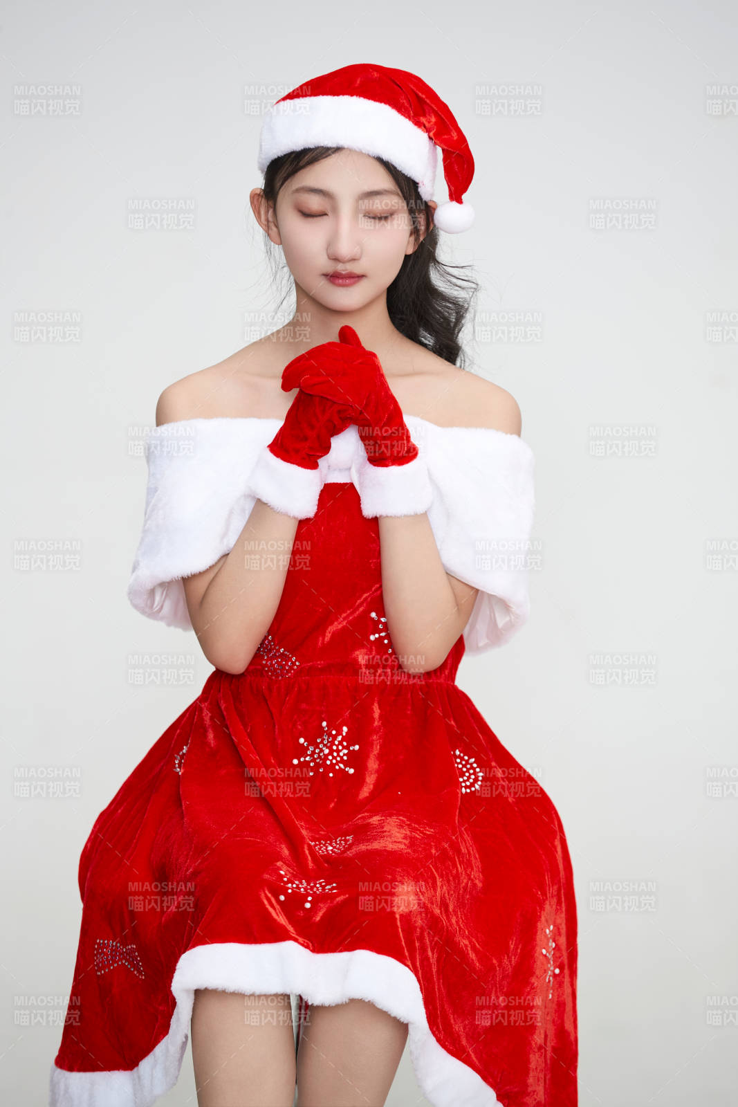 身穿圣誕服飾的可愛亞洲少女