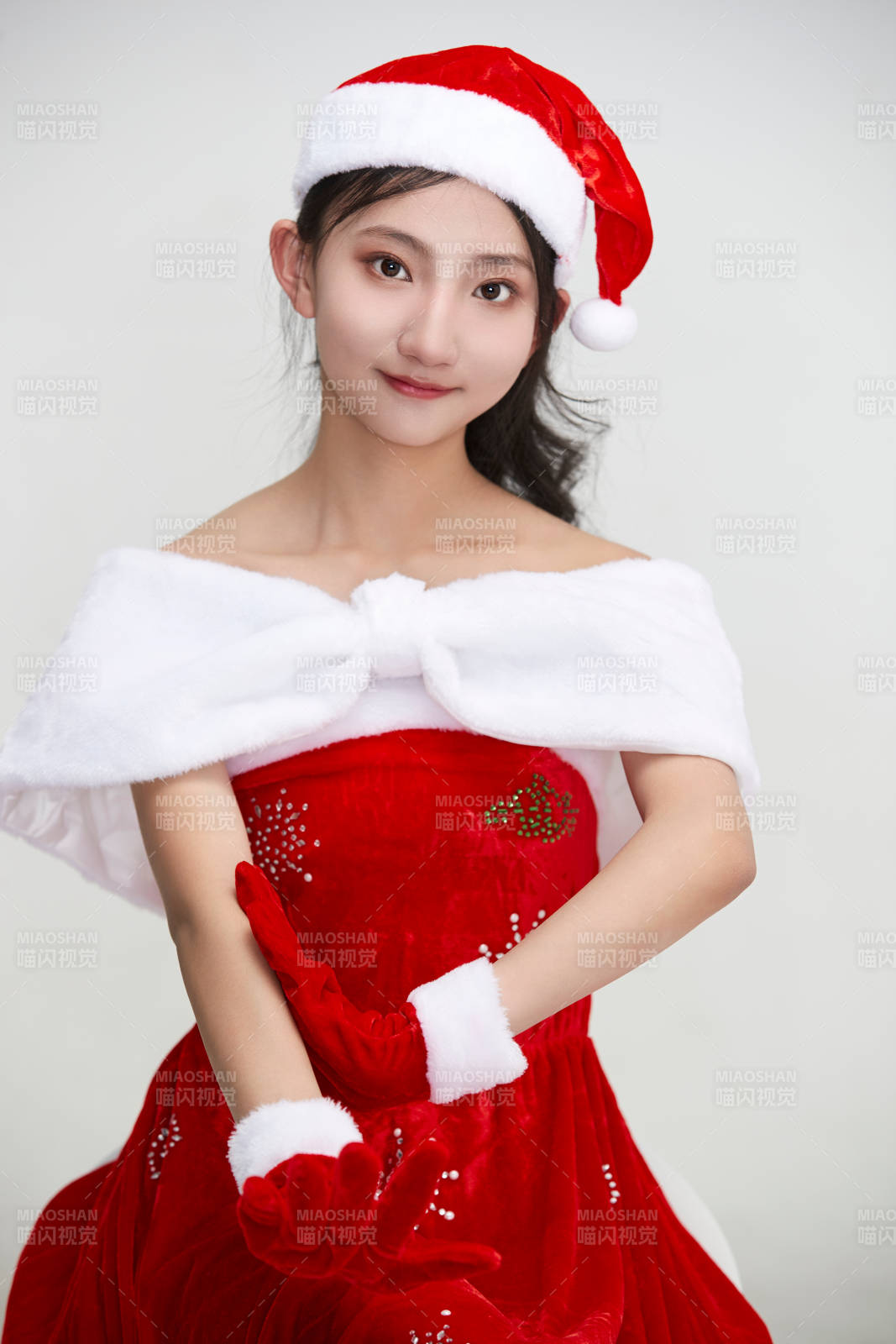 愛色背景下身穿飛行員皮夾克戴墨鏡的可愛少女