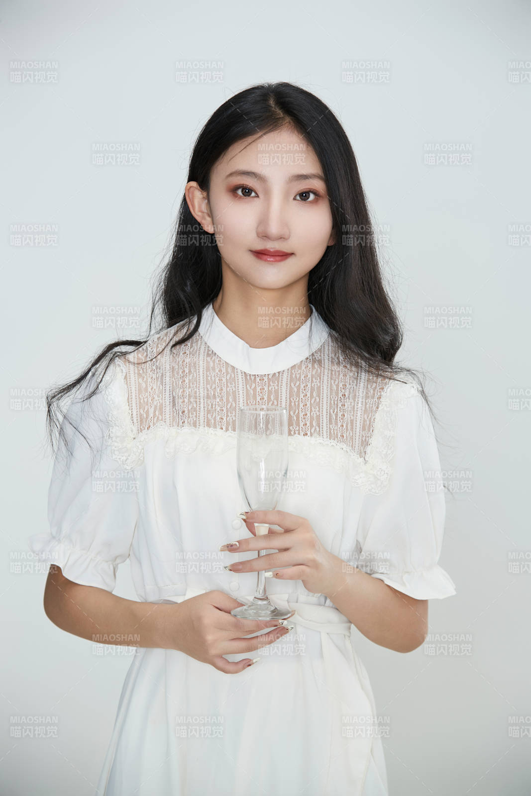 白色背景下身穿連衣裙的清純少女