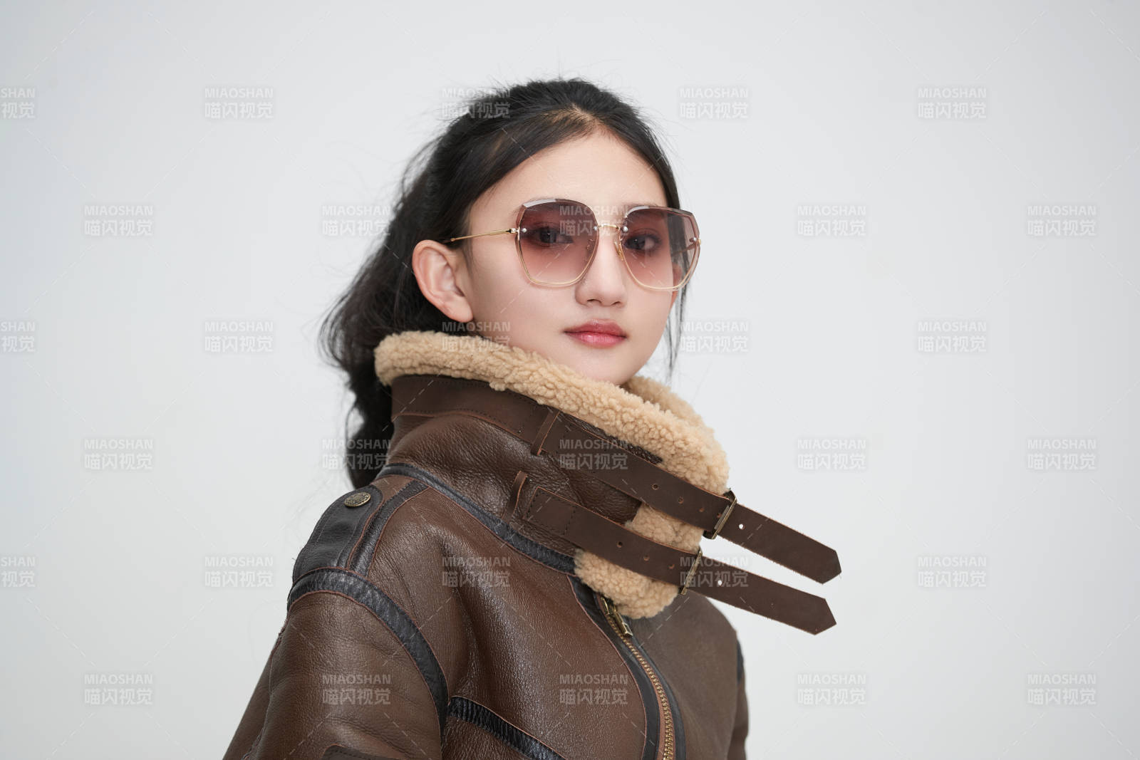 愛色背景下身穿飛行員皮夾克戴墨鏡的可愛少女