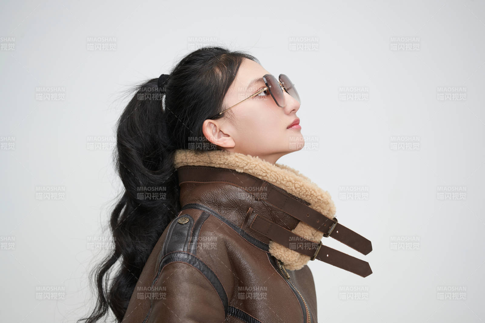 愛色背景下身穿飛行員皮夾克戴墨鏡的可愛少女