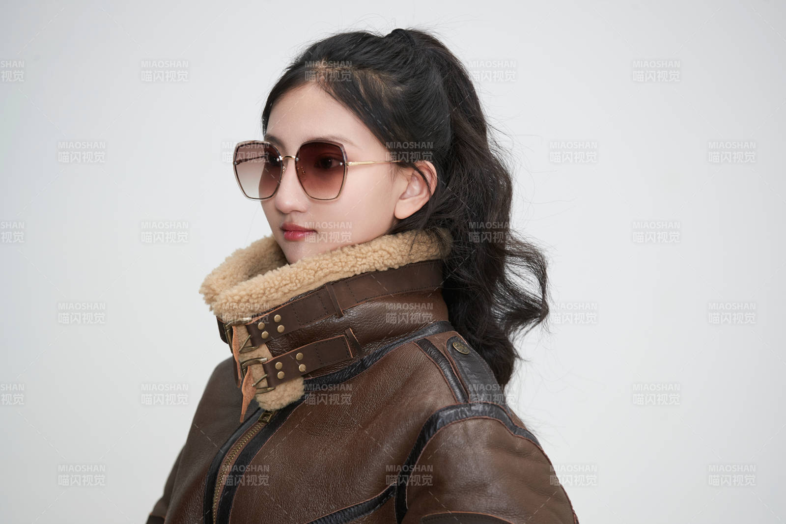 愛色背景下身穿飛行員皮夾克戴墨鏡的可愛少女