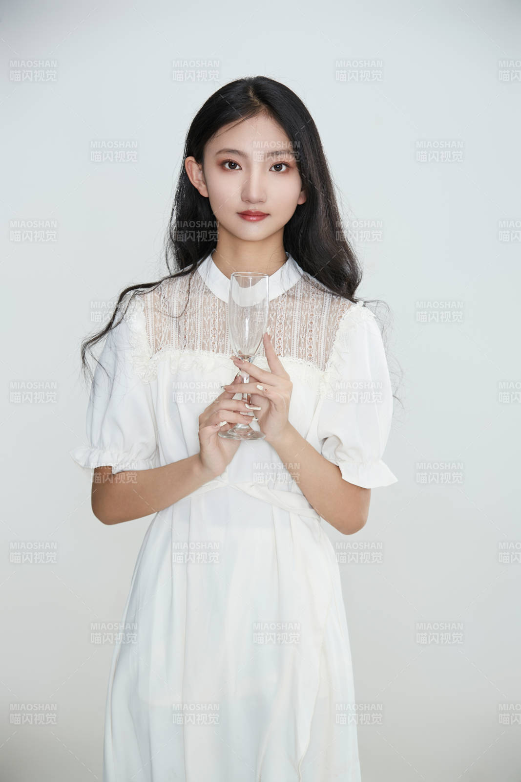 白色背景下身穿連衣裙的清純少女