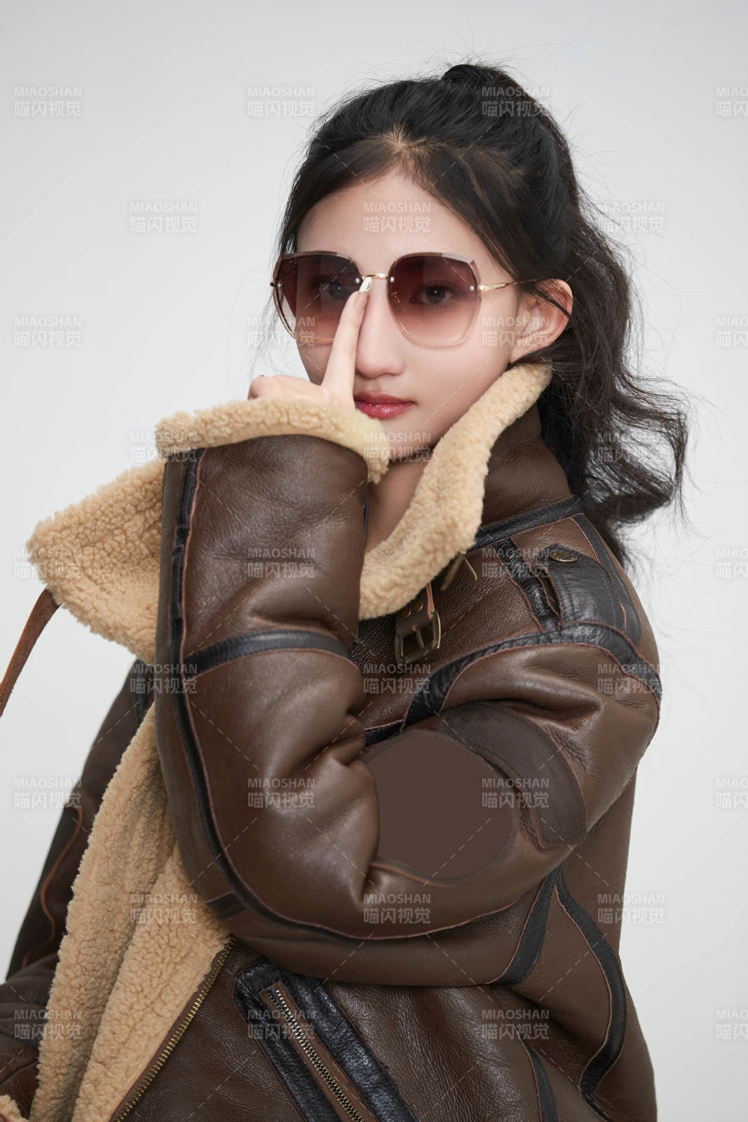 白色背景下的亞洲可愛少女