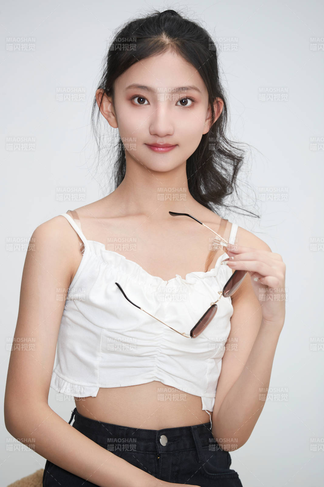 白色背景下穿著明代鳳冠霞帔漢服的可愛少女