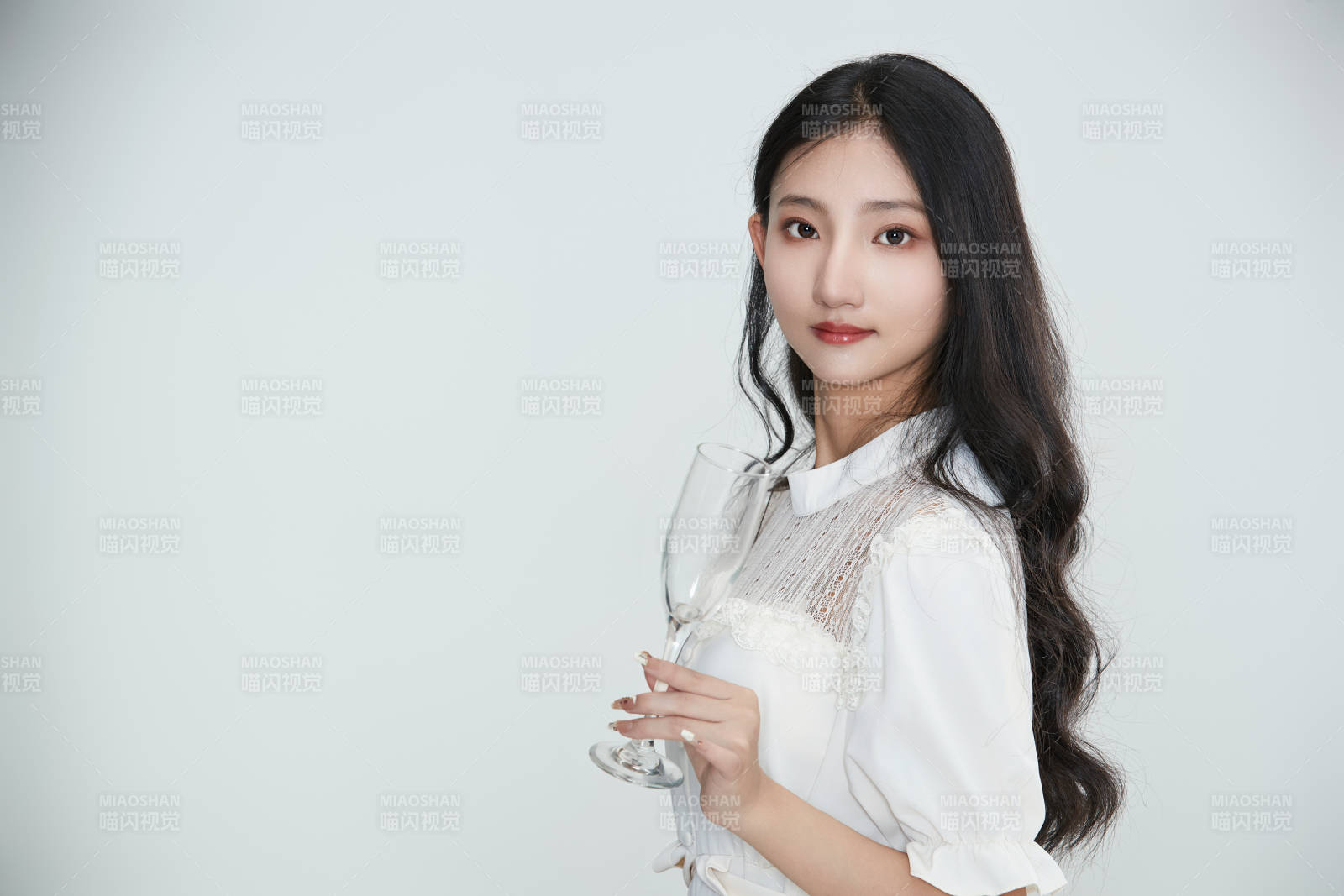 白色背景下身穿連衣裙的清純少女