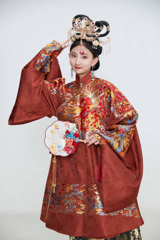 白色背景下穿着明代凤冠霞帔汉服的可爱少女