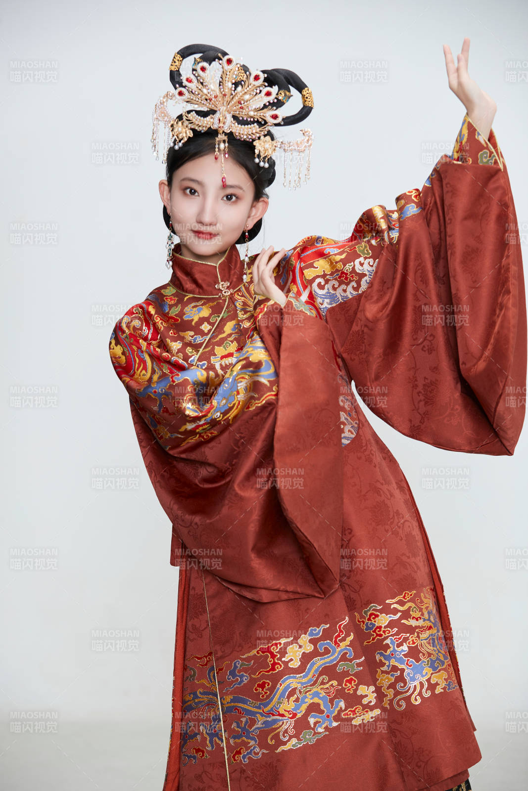 白色背景下穿著明代鳳冠霞帔漢服的可愛少女