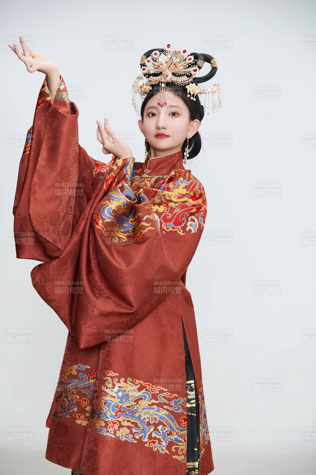白色背景下穿著明代鳳冠霞帔漢服的可愛少女