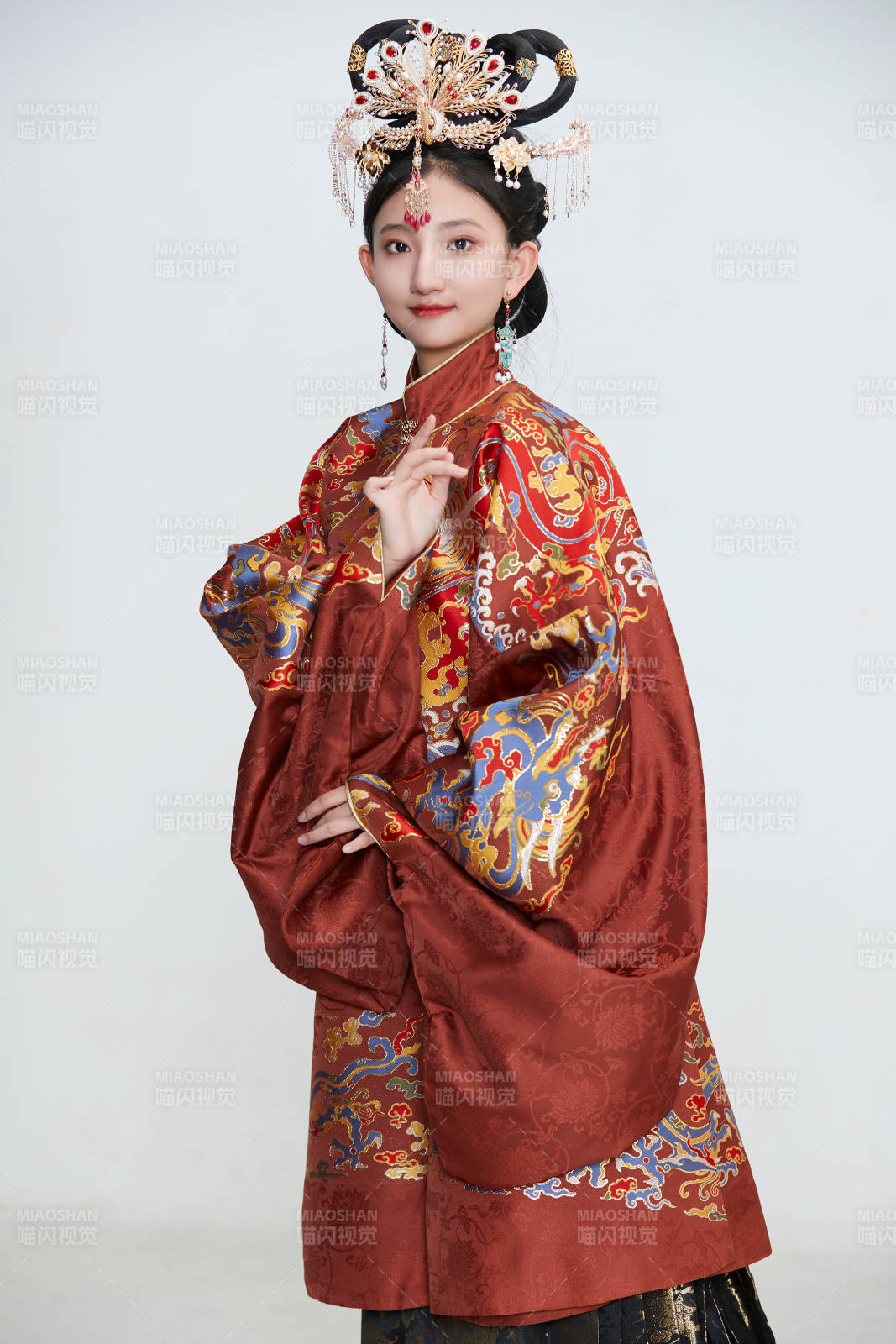 白色背景下穿著明代鳳冠霞帔漢服的可愛少女
