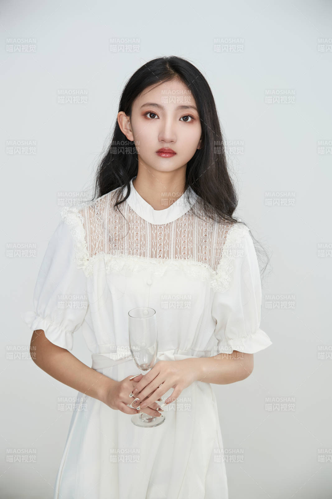 白色背景下身穿連衣裙的清純少女