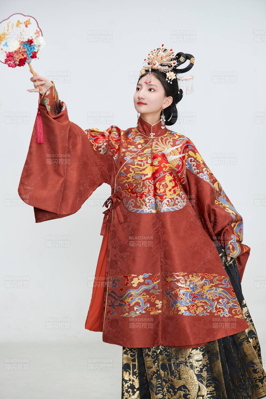 白色背景下穿著明代鳳冠霞帔漢服的可愛少女