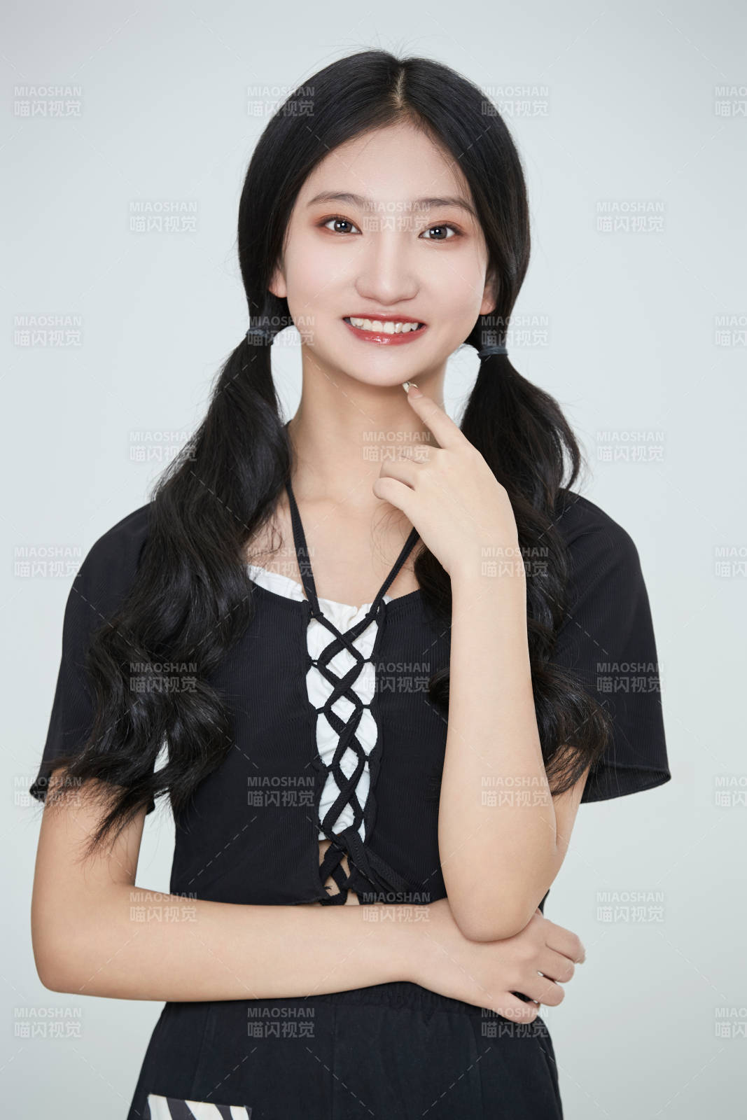 白色背景下做各種面部表情的可愛亞洲少女