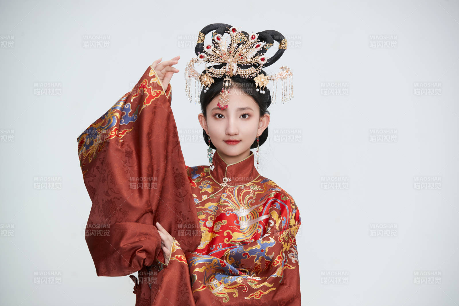 白色背景下穿著明代鳳冠霞帔漢服的可愛少女