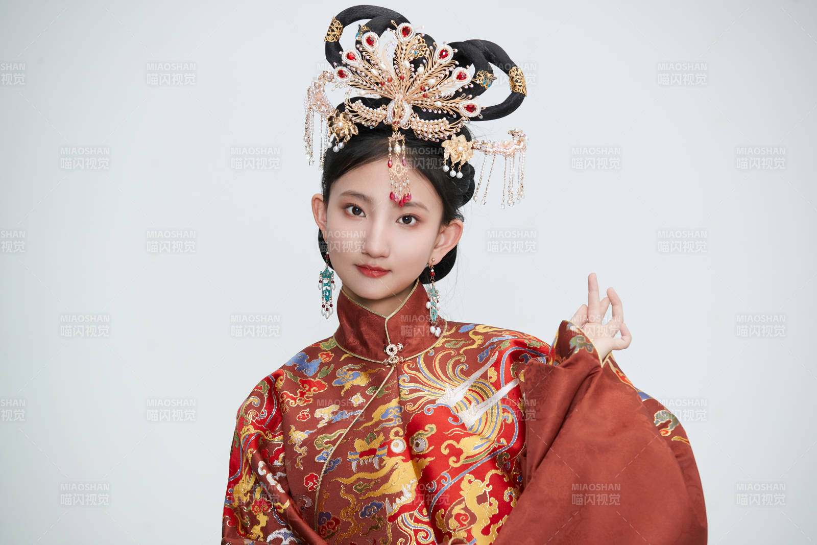 白色背景下穿著明代鳳冠霞帔漢服的可愛少女