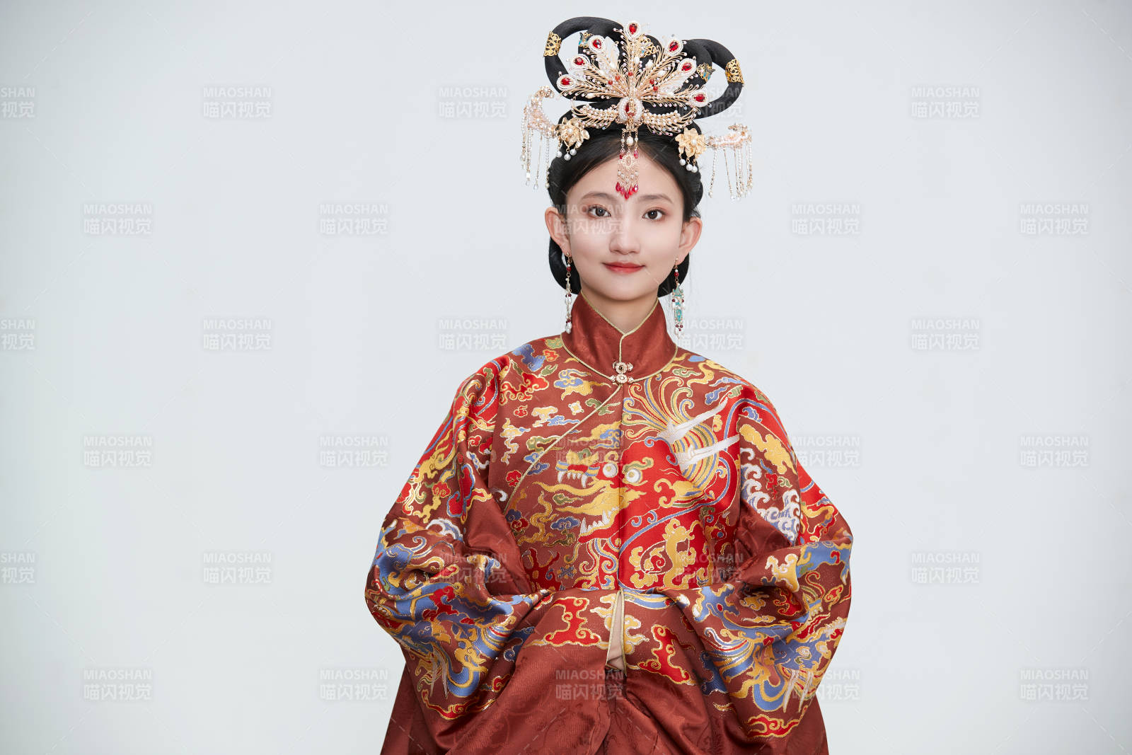 白色背景下穿著明代鳳冠霞帔漢服的可愛少女