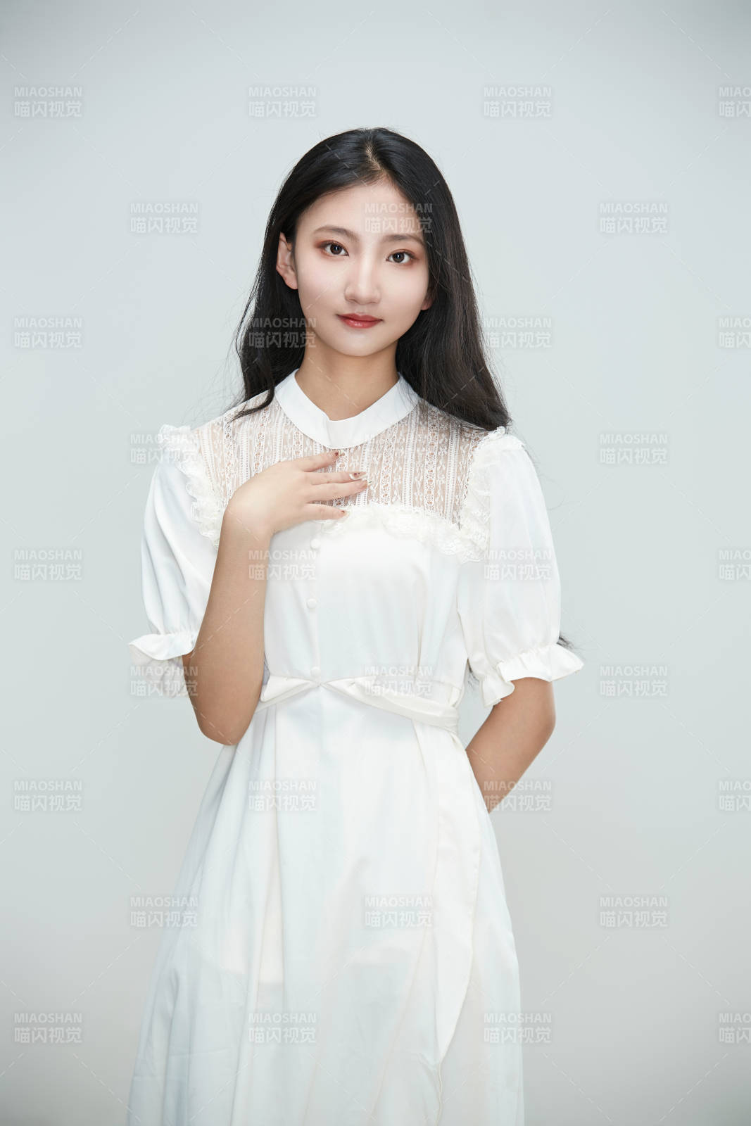 白色背景下身穿連衣裙的清純少女