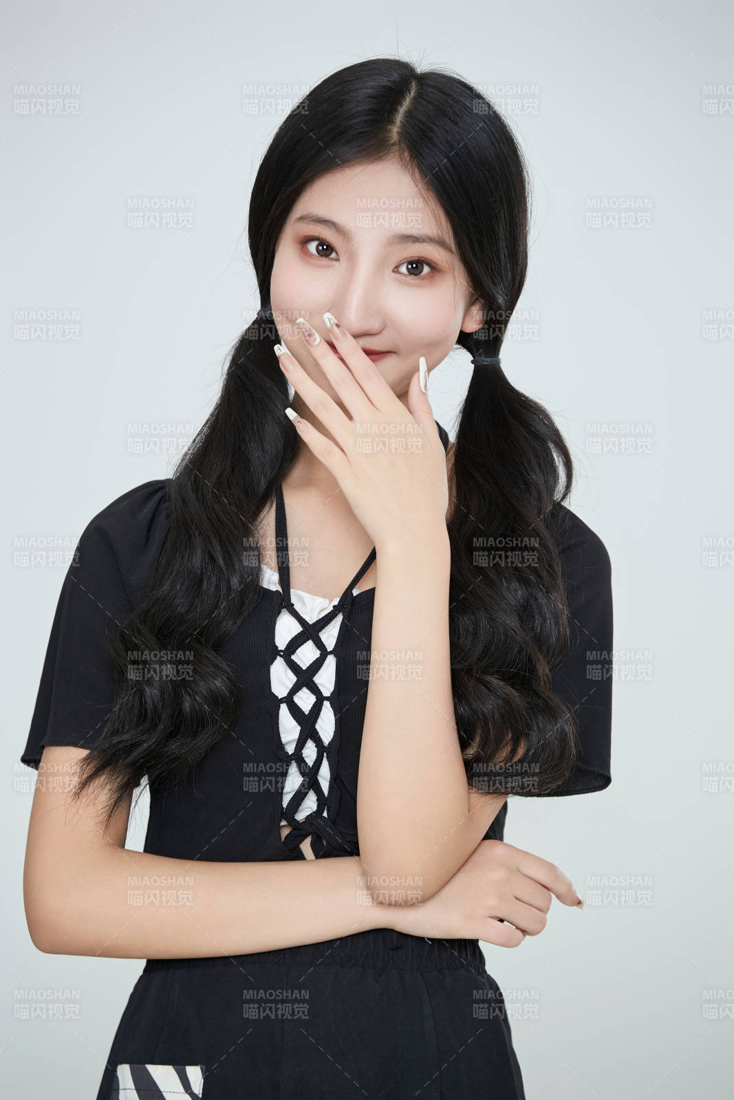 白色背景下做各種面部表情的可愛亞洲少女