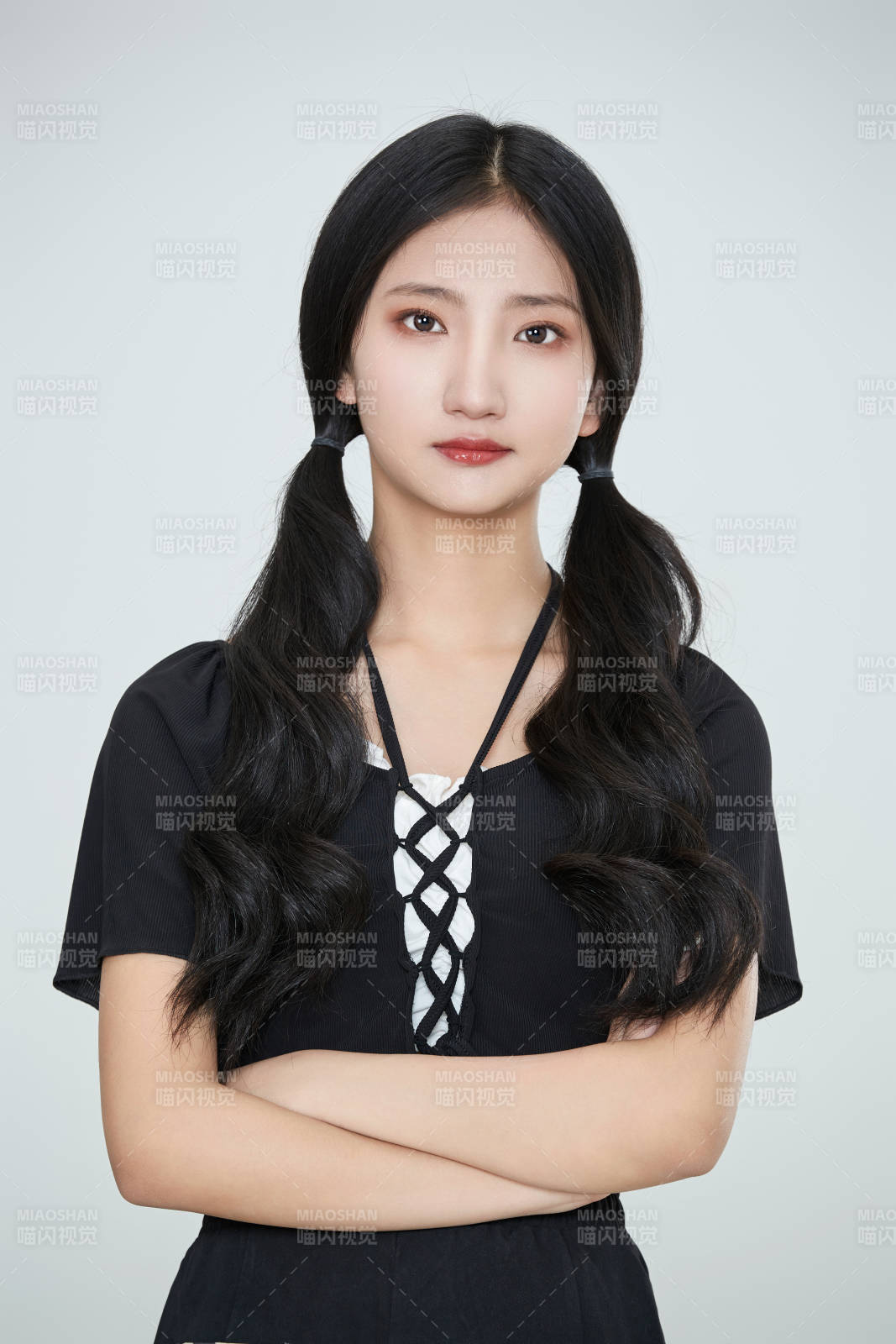 白色背景下做各種面部表情的可愛亞洲少女