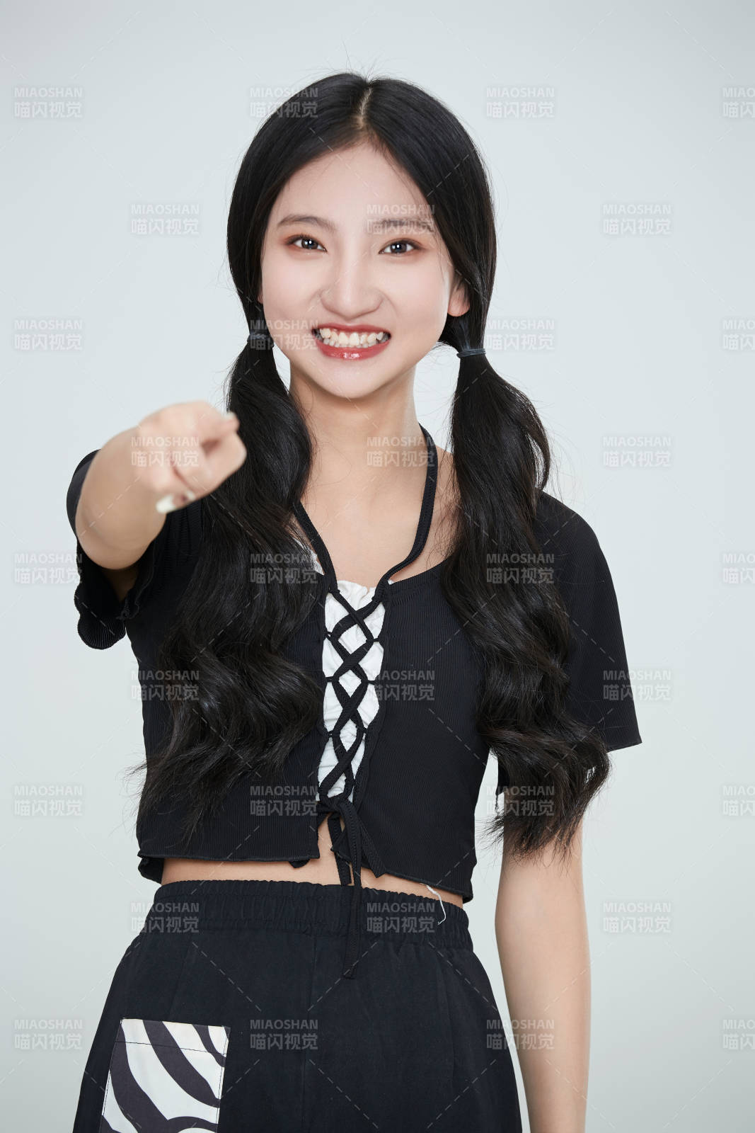 白色背景下做各種面部表情的可愛亞洲少女