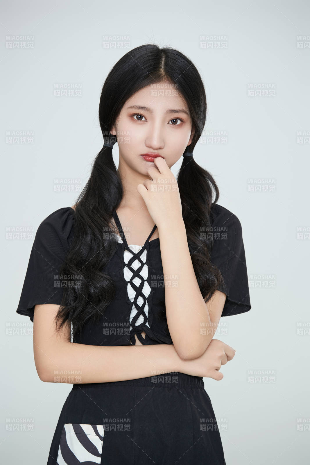 白色背景下做各種面部表情的可愛亞洲少女