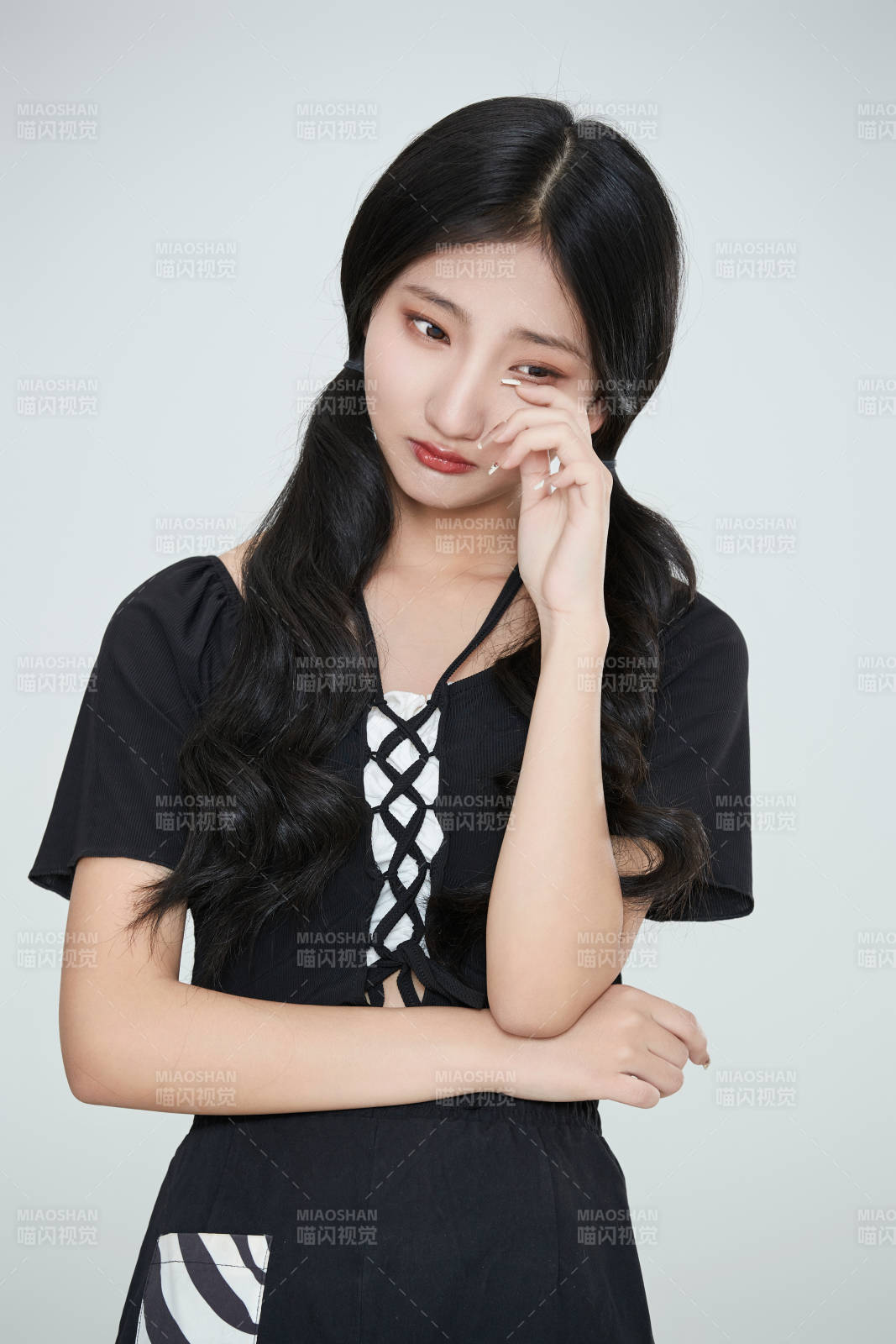 白色背景下做各種面部表情的可愛亞洲少女