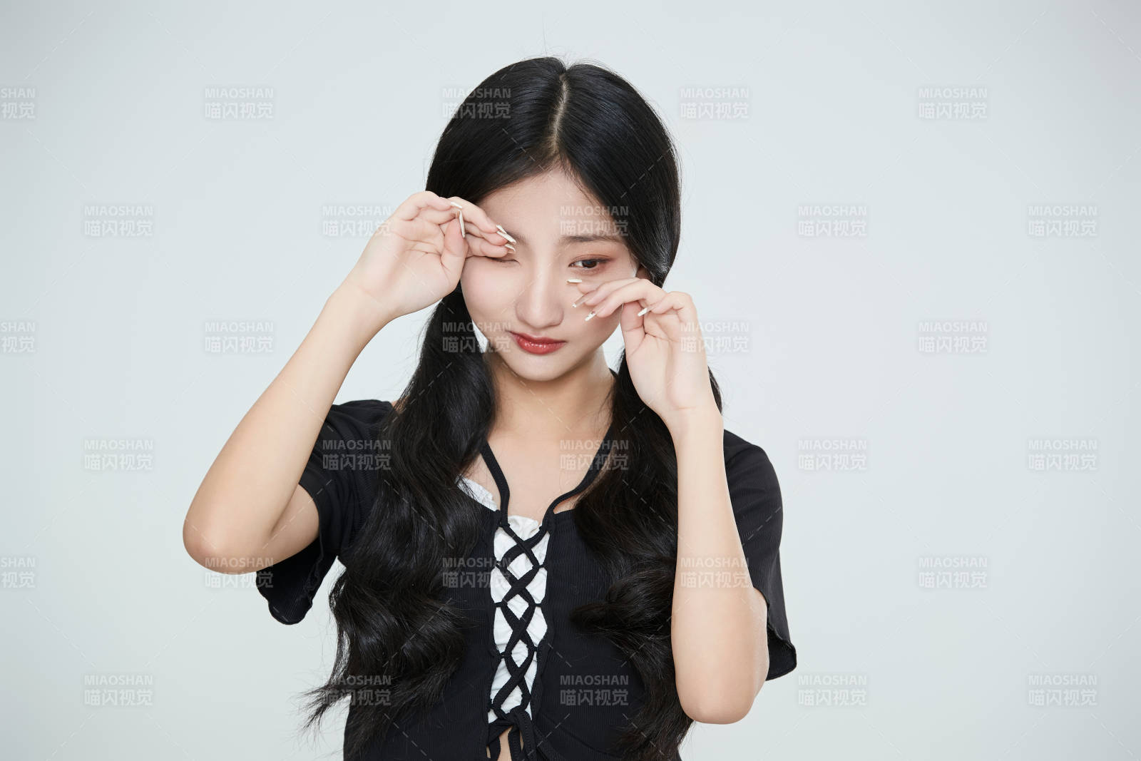 白色背景下做各種面部表情的可愛亞洲少女