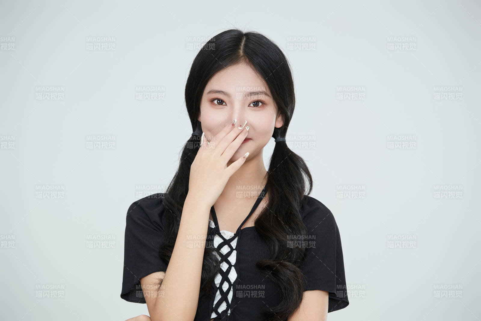 白色背景下做各種面部表情的可愛亞洲少女