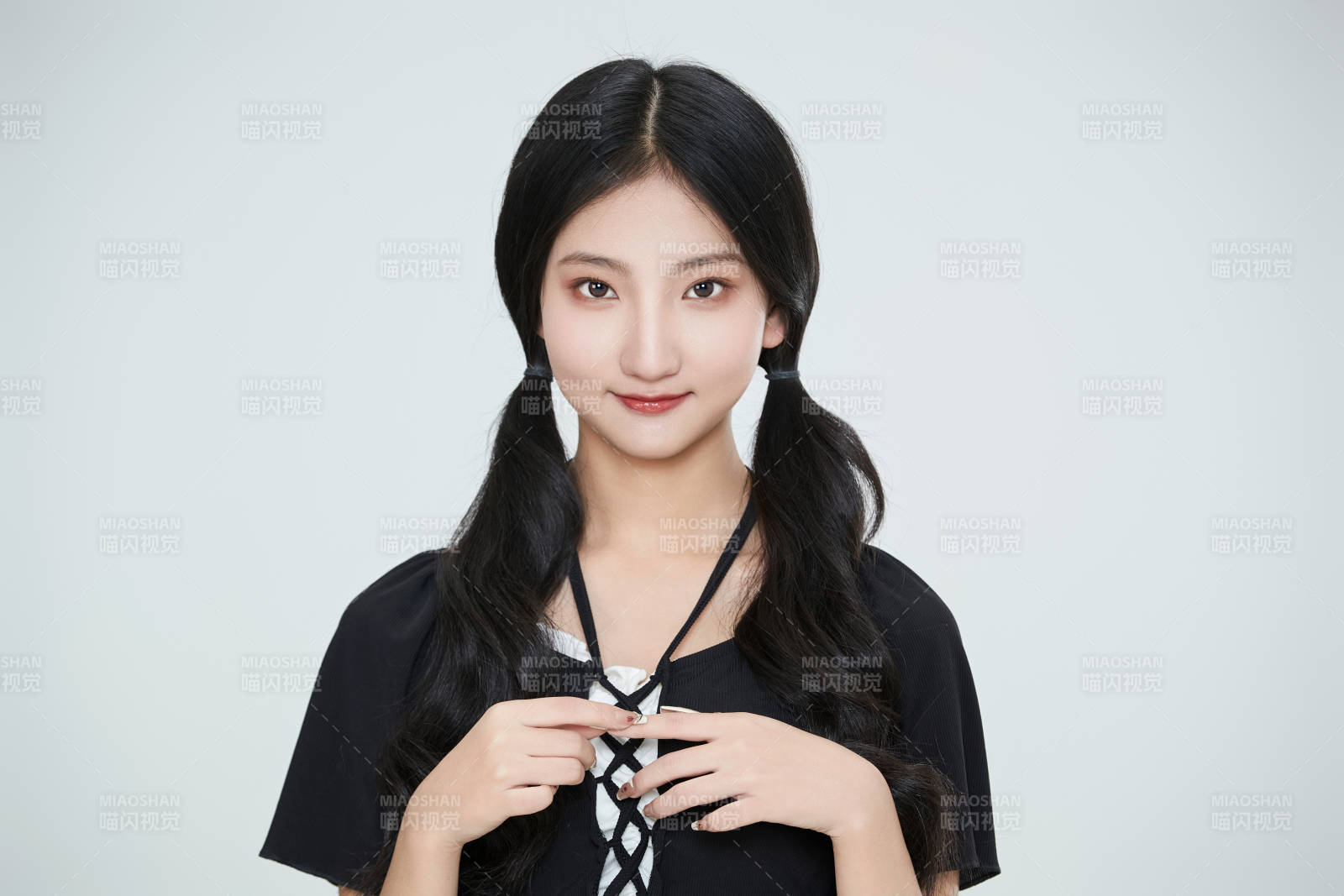 白色背景下做各種面部表情的可愛亞洲少女