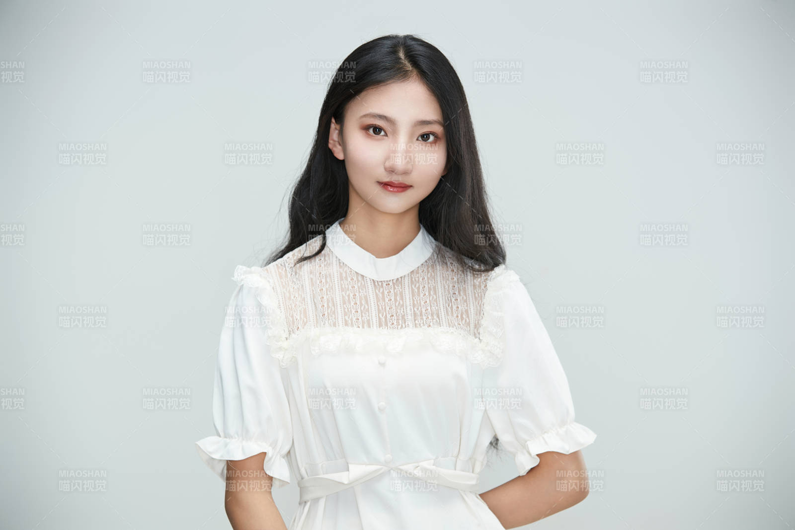 白色背景下身穿連衣裙的清純少女