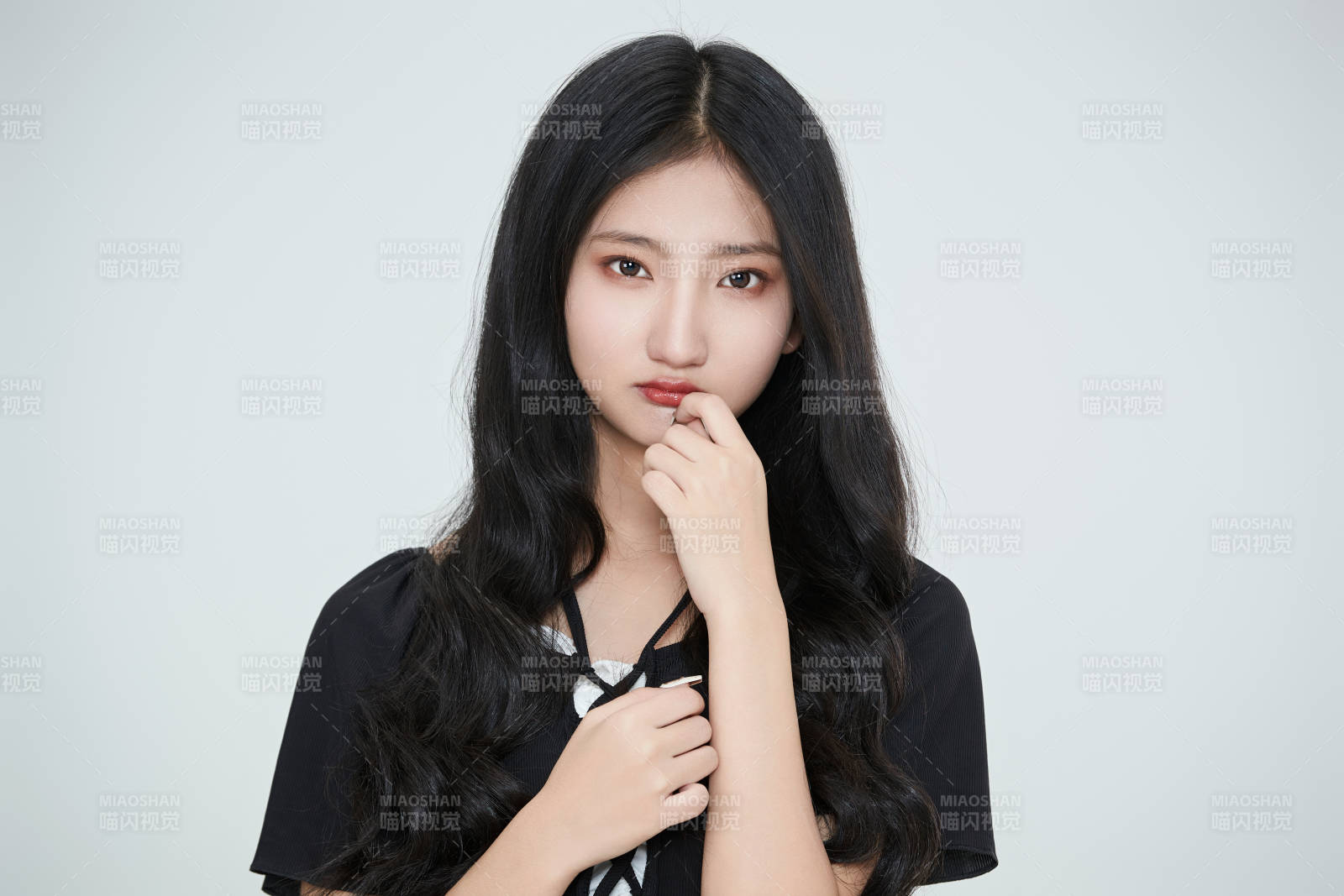 白色背景下做各種面部表情的可愛亞洲少女