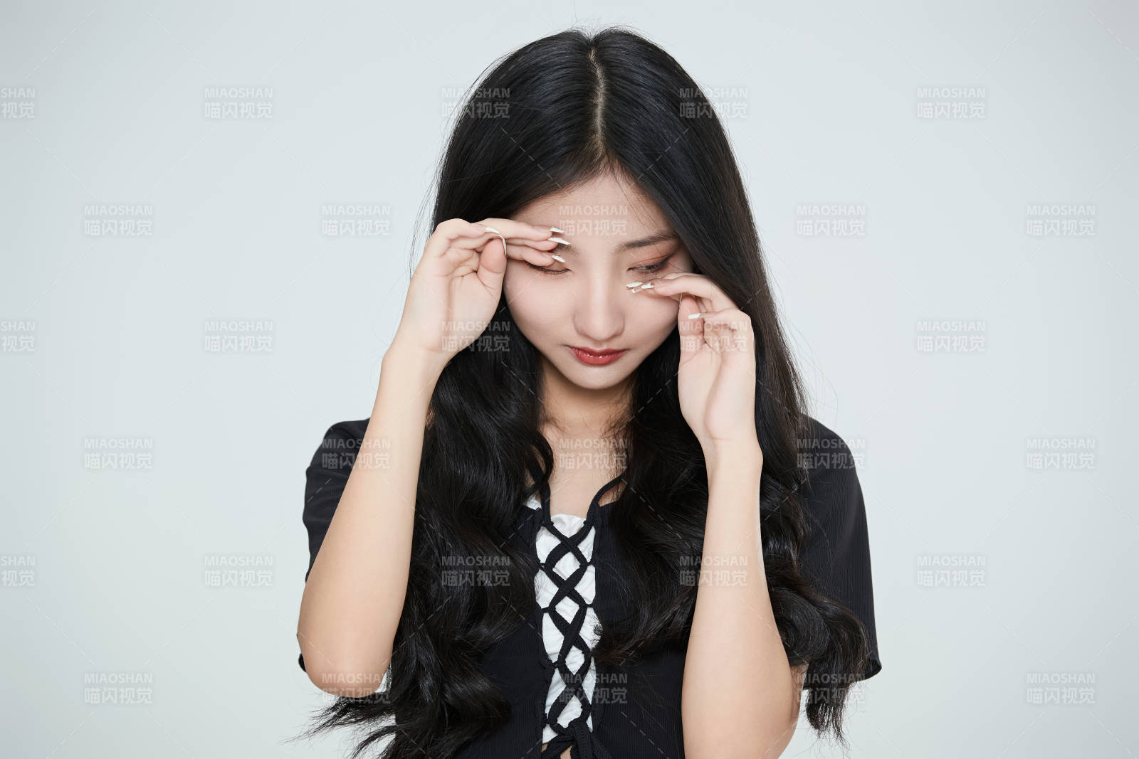 白色背景下做各種面部表情的可愛亞洲少女