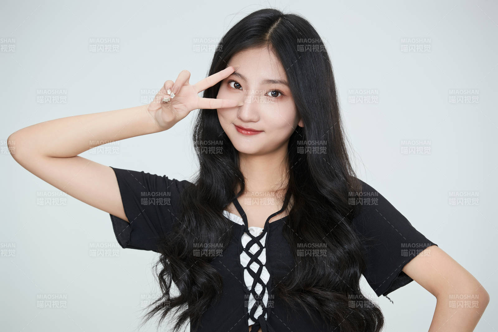 白色背景下做各種面部表情的可愛亞洲少女