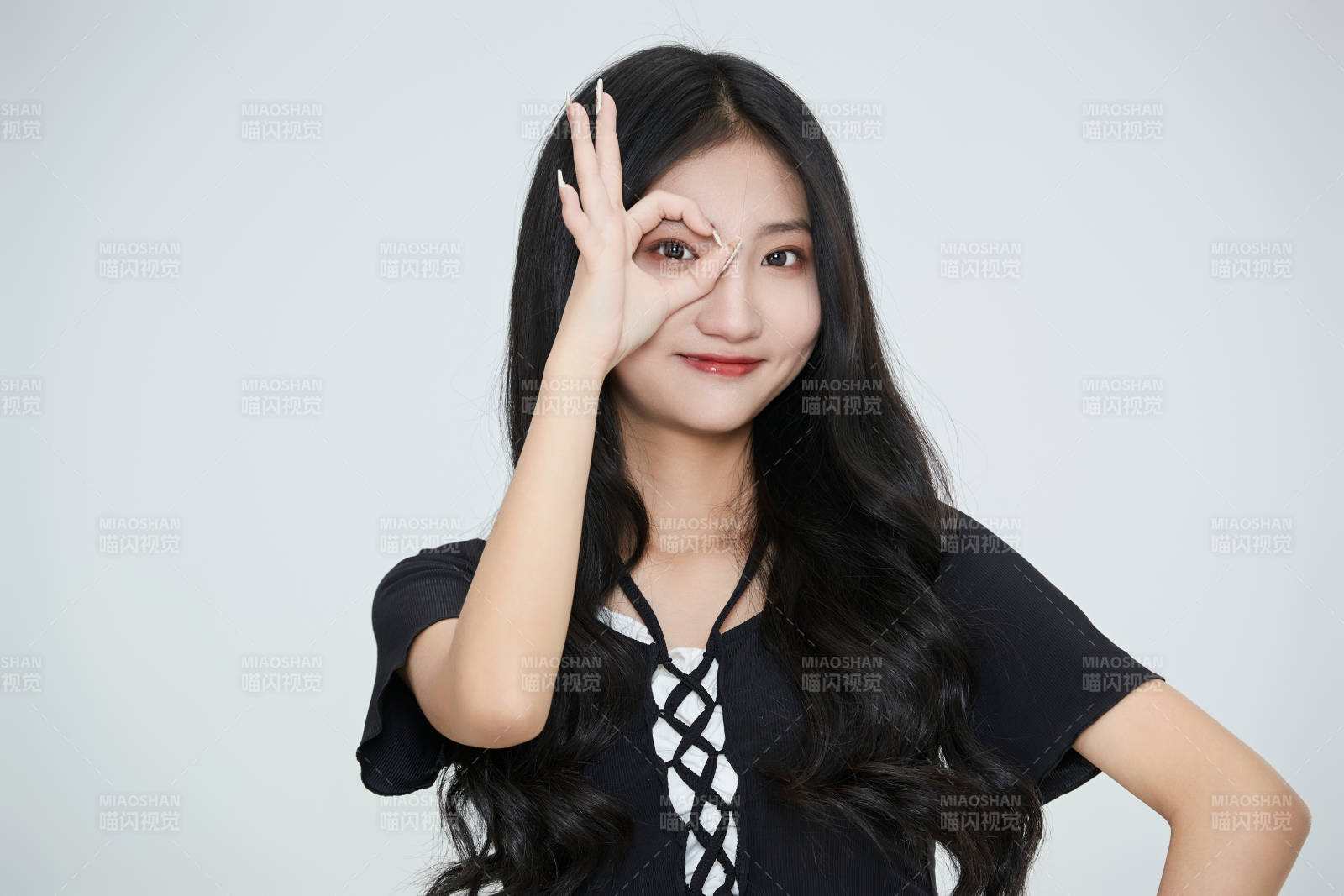 白色背景下做各種面部表情的可愛亞洲少女