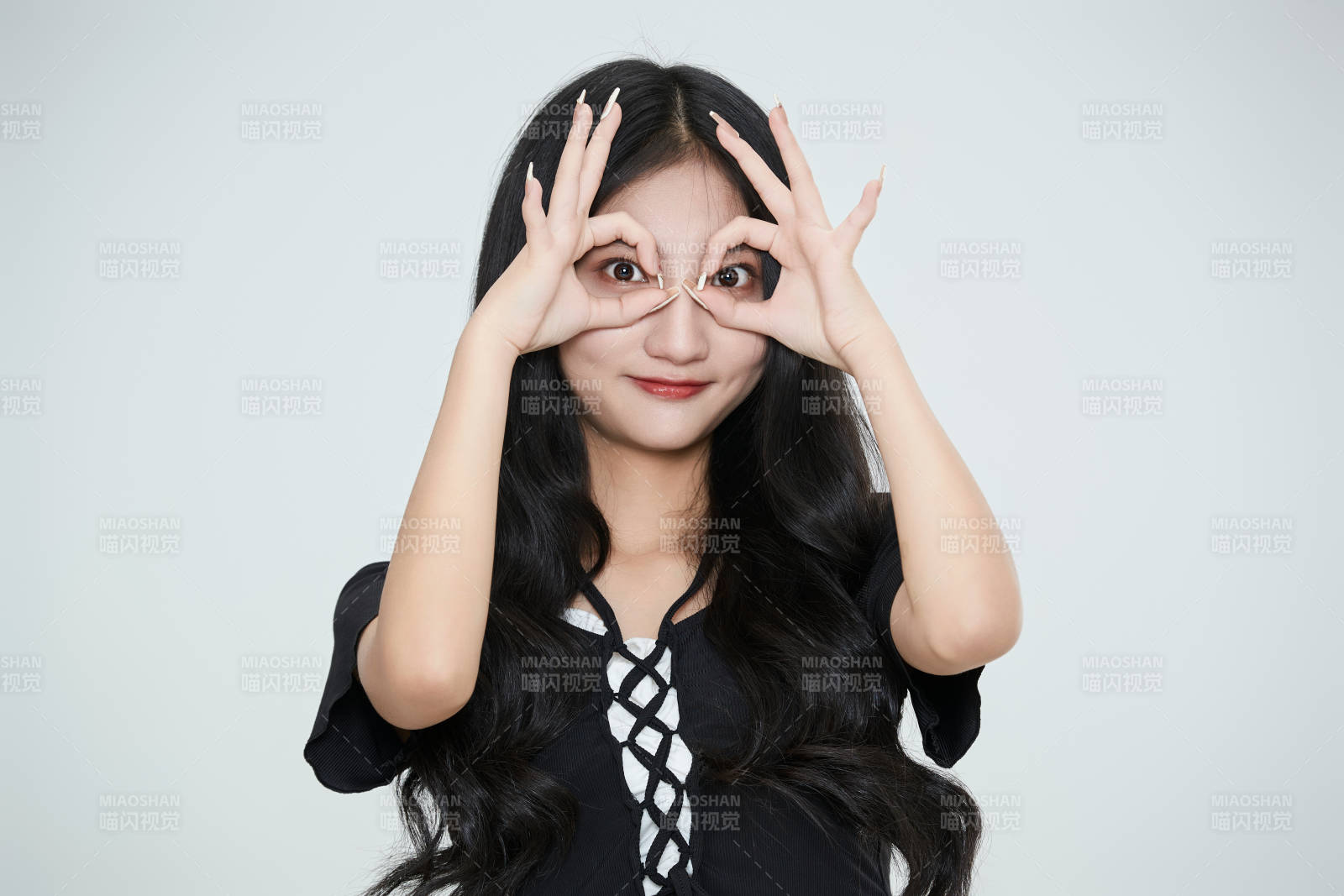 白色背景下做各種面部表情的可愛亞洲少女