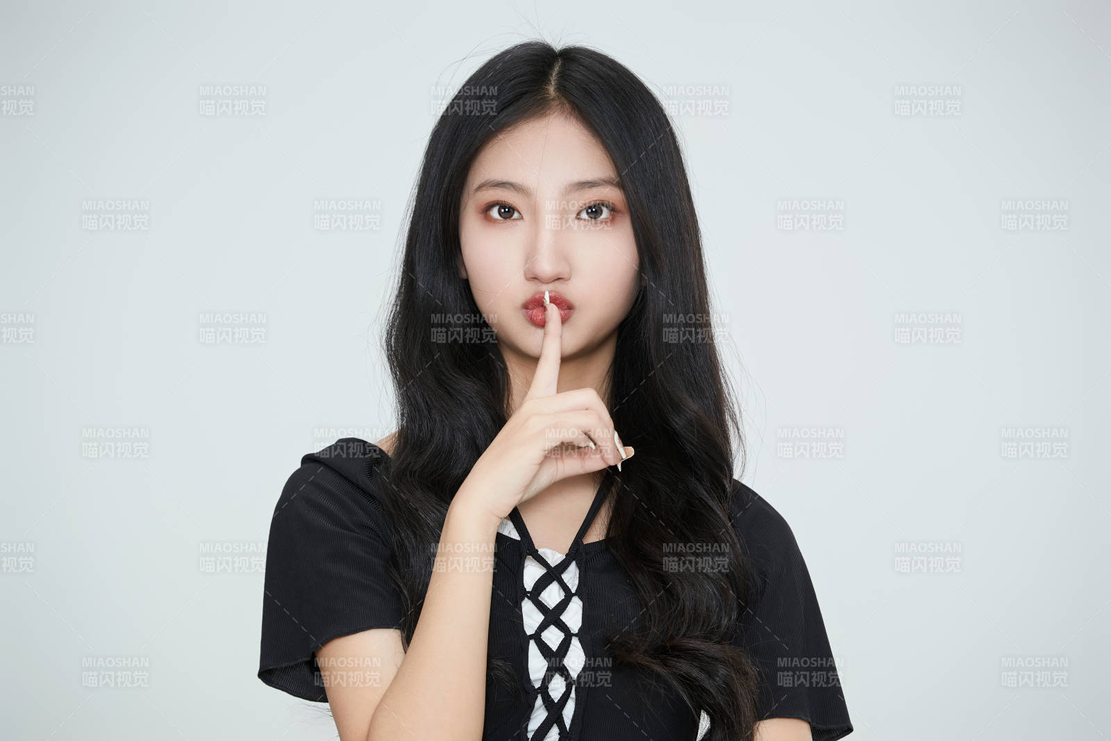 白色背景下做各種面部表情的可愛亞洲少女