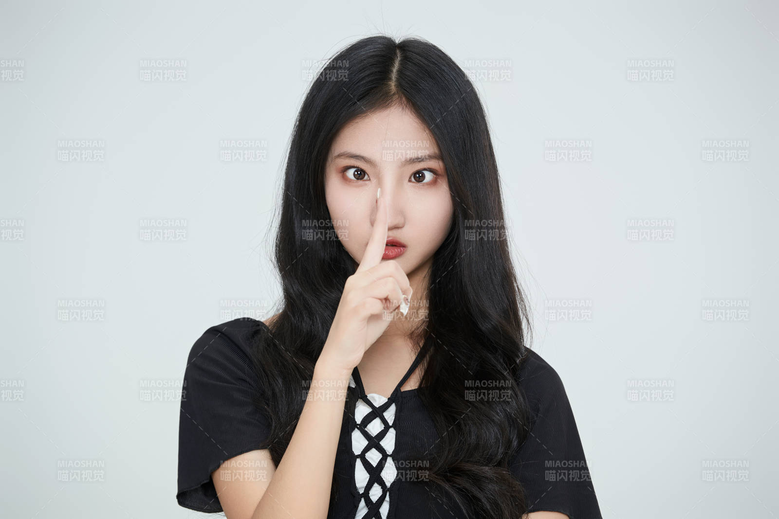 白色背景下做各種面部表情的可愛(ài)亞洲少女