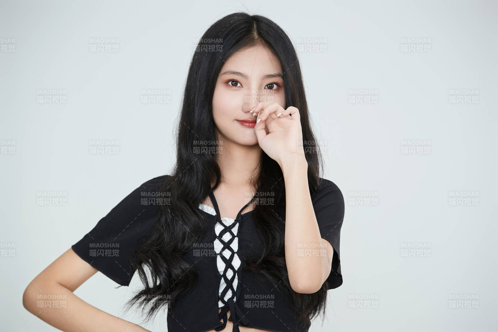 白色背景下做各種面部表情的可愛亞洲少女