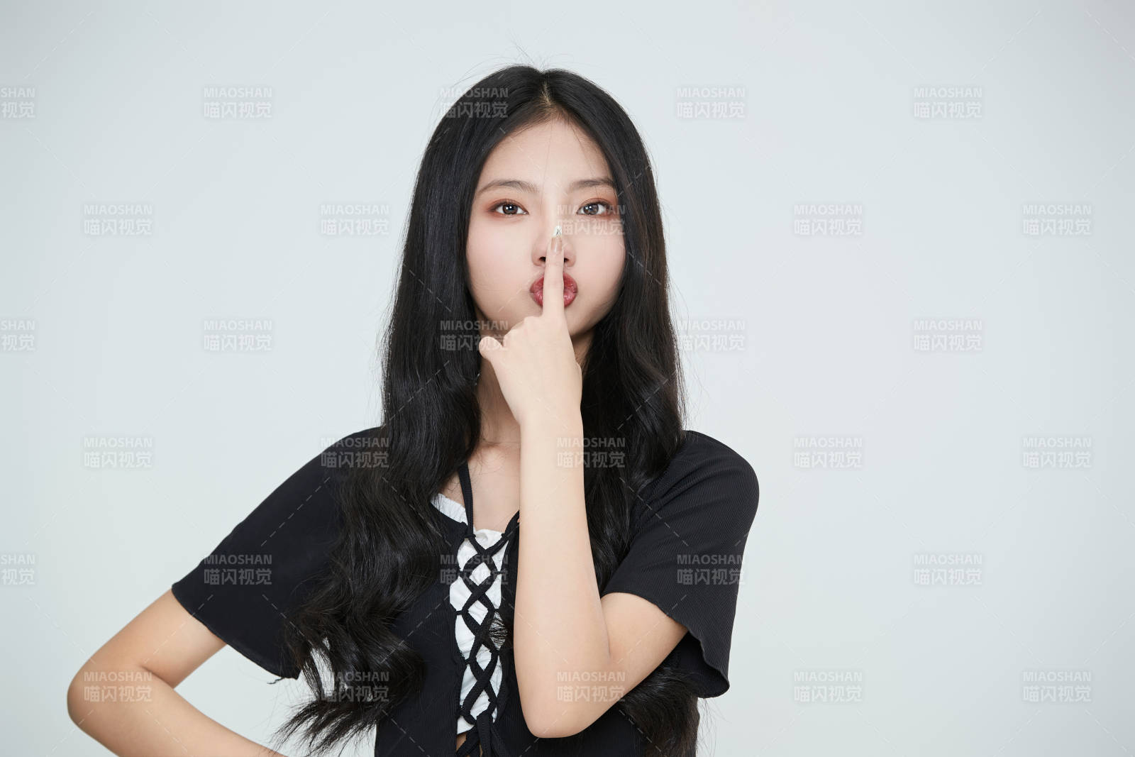 白色背景下做各種面部表情的可愛亞洲少女