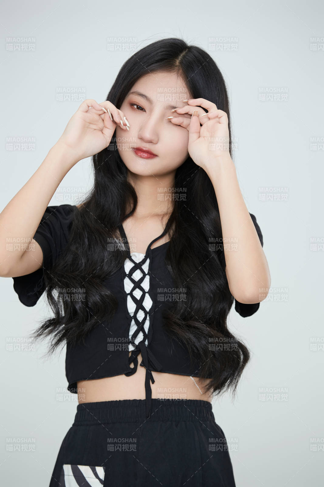 白色背景下做各種面部表情的可愛亞洲少女