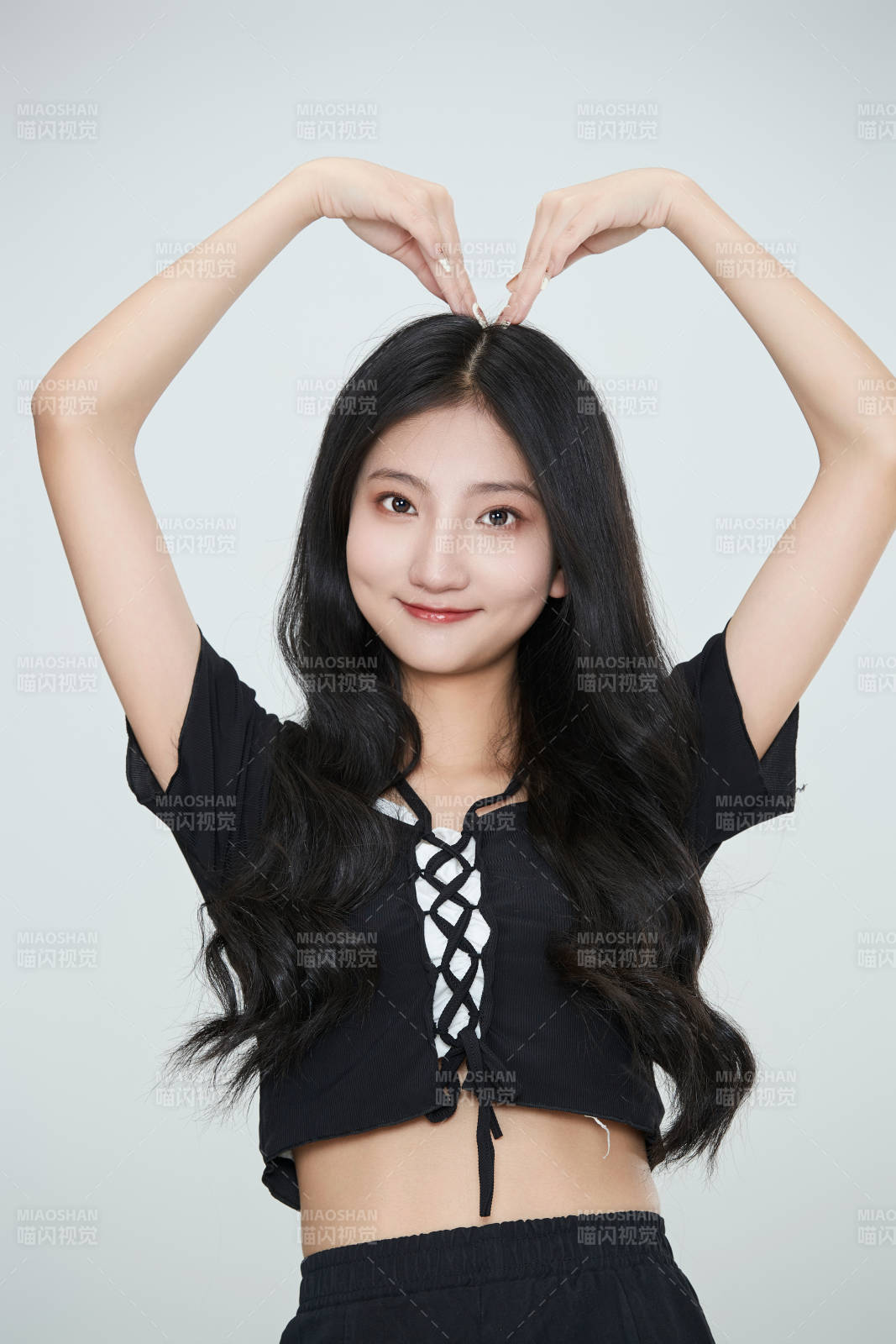 白色背景下做各種面部表情的可愛亞洲少女