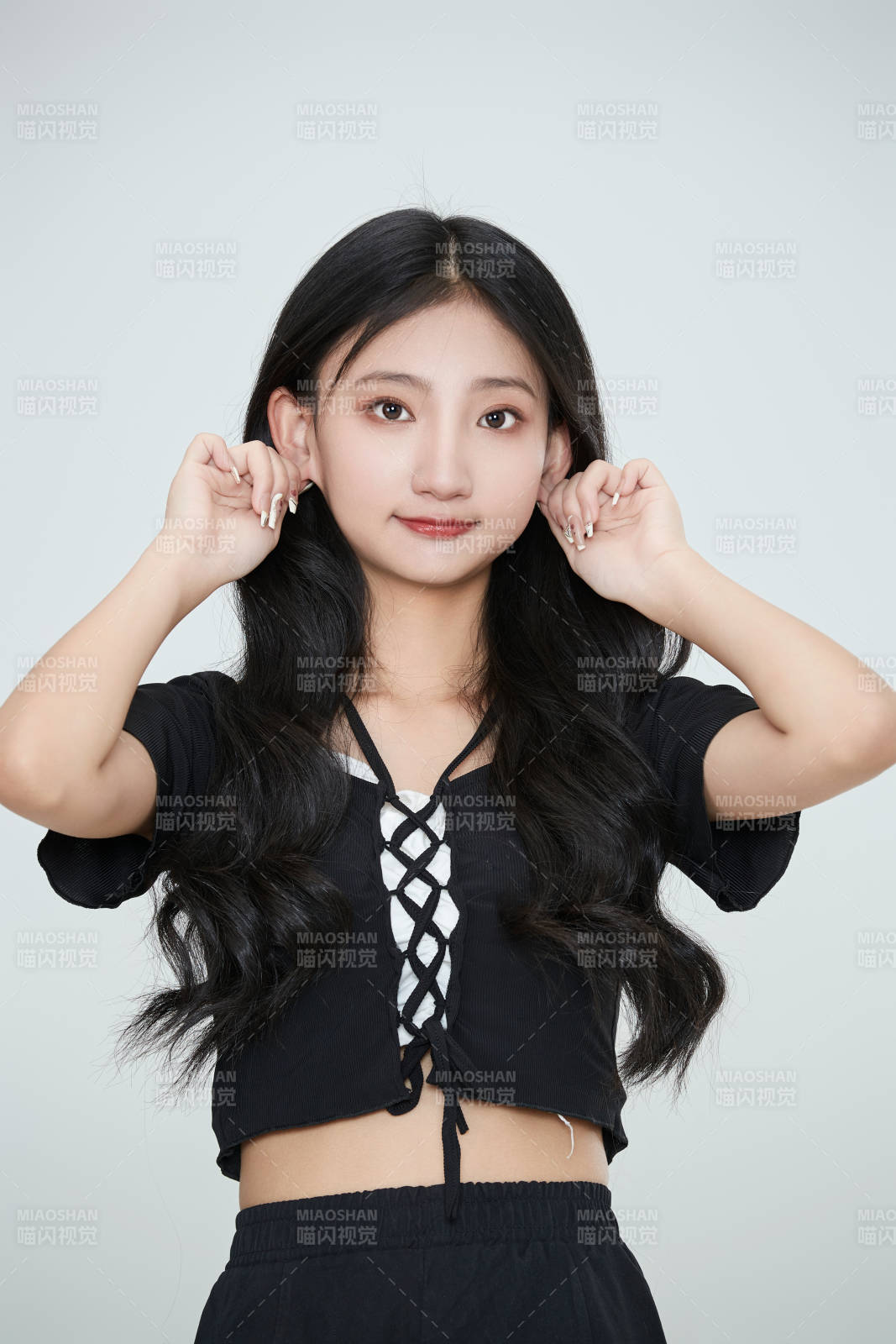 白色背景下做各種面部表情的可愛亞洲少女