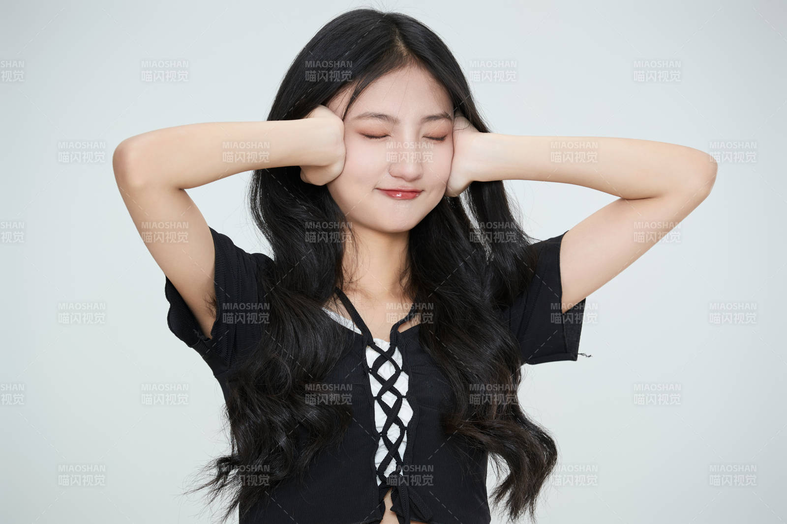 白色背景下做各種面部表情的可愛(ài)亞洲少女