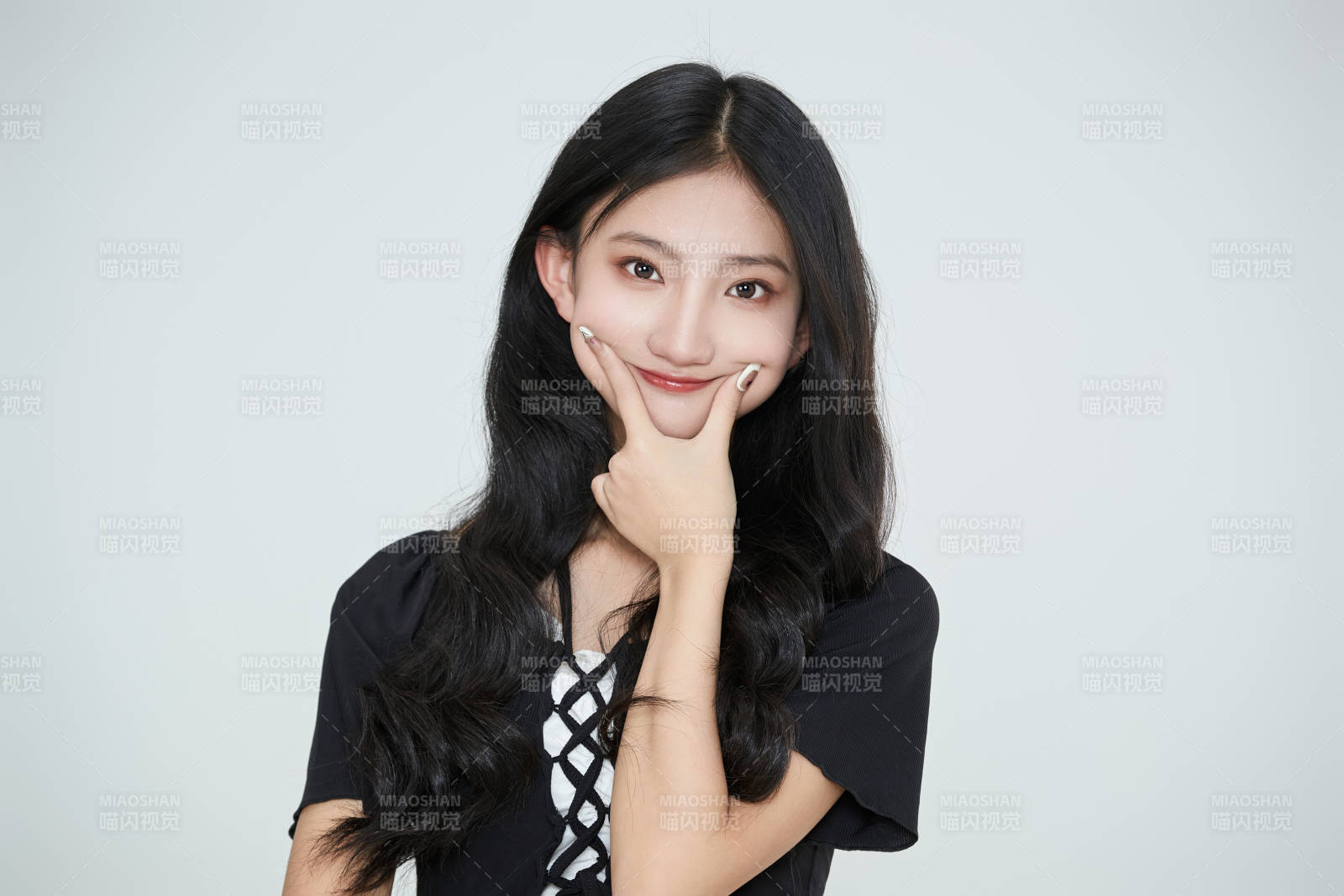 白色背景下做各種面部表情的可愛(ài)亞洲少女