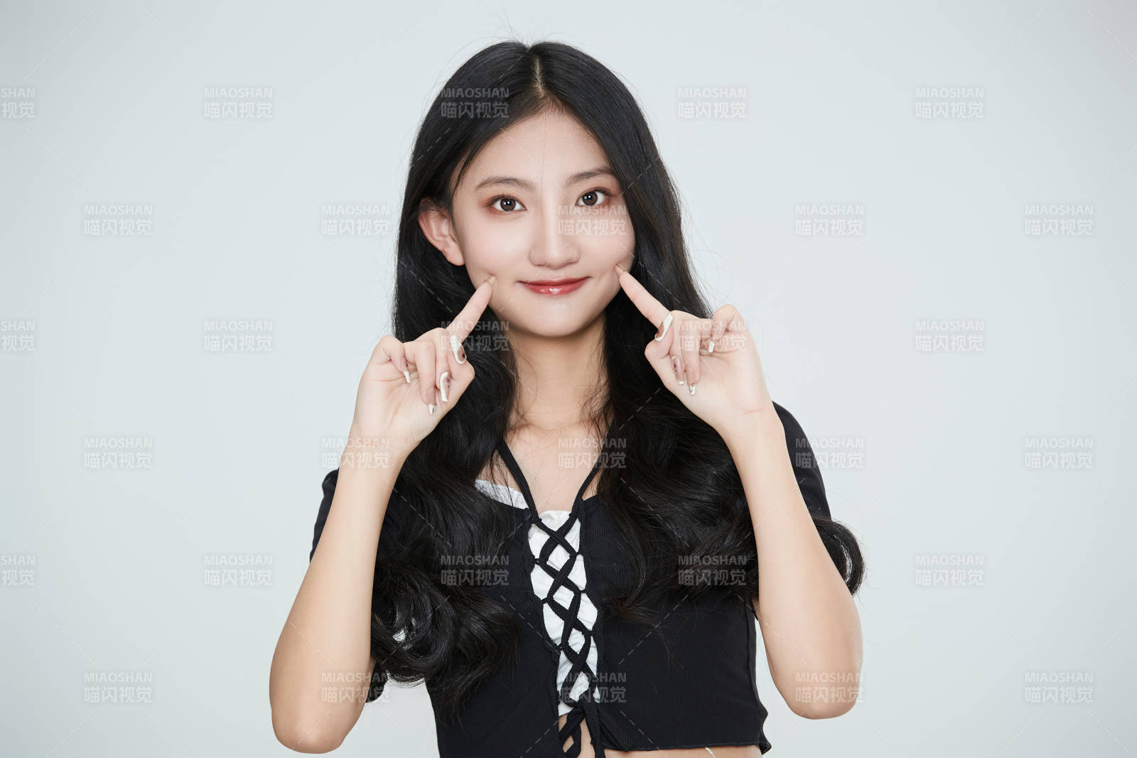 白色背景下做各種面部表情的可愛亞洲少女