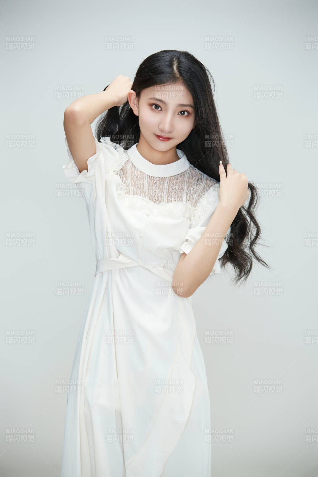 白色背景下身穿連衣裙的清純少女