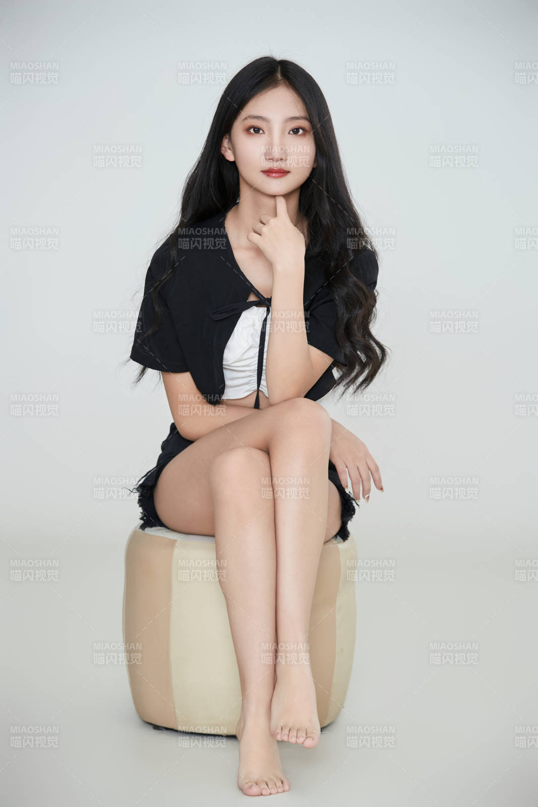 白色背景下做各種面部表情的可愛亞洲少女