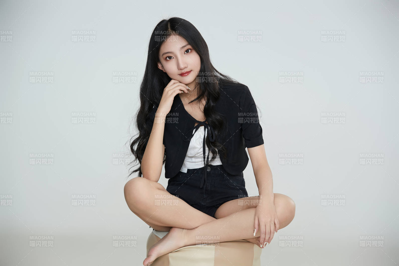 白色背景下做各種面部表情的可愛亞洲少女